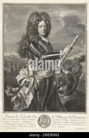 Portret van François de Neufville, Gérard Edelinck, d'après Hyacinthe Rigaud, 1669 - 1702 estampe François de Neufville (1644-1730), duc de Villeroy, maréchal de France. Coupé en deux en harnais avec casque dans une main et son commandosta dans l'autre. Un champ de bataille en arrière-plan. Sous le portrait un texte français de cinq lignes avec une arme au milieu. gravure sur papier Banque D'Images