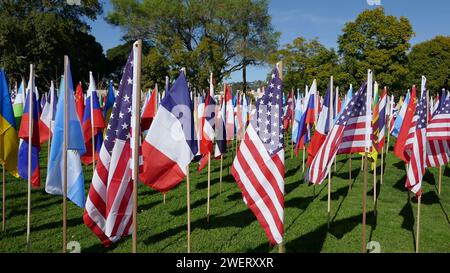 Beverly Hills, Californie, États-Unis 26 janvier 2024 1400 Flags Gaza War Victims Memorial Art installation à Beverly Park le 26 janvier 2024 à Beverly Hills, Californie, États-Unis. Installation artistique de 14,00 drapeaux exposés du 25 janvier 2024 au 25 février 2024. Drapeaux représentant les victimes de plus de 30 pays décédées lors de l'attaque du Hamas le 7 octobre 2023. Photo de Barry King/Alamy Live News Banque D'Images