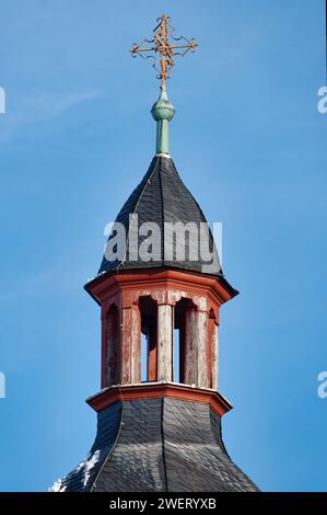 la flèche de l'église historique de cologne alt st heribert avec la construction en bois patiné du clocher en janvier 2024 Banque D'Images