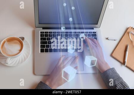 Internet haut débit. Femme utilisant un ordinateur portable à la table, vue de dessus. Effet de flou de mouvement symbolisant une connexion rapide Banque D'Images