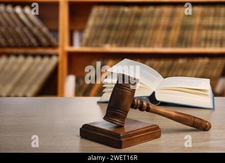 Loi. Marteau du juge et livre ouvert sur la table en bois à l'intérieur, espace pour le texte Banque D'Images