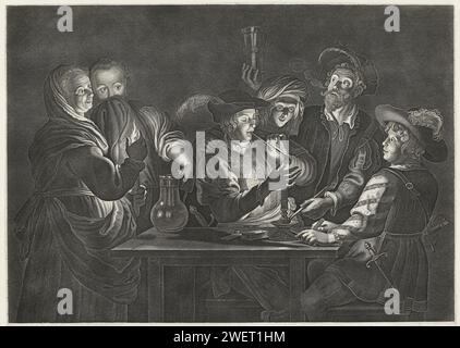 Fumeurs et buveurs dans une auberge, 1619 - 1652 imprimer quatre fumeurs et buveurs d'âges différents s'assoient autour d'une table avec des cartes à jouer. Un des hommes allume sa pipe avec une bougie. Sur la gauche se trouvent une femme plus âgée avec une bougie à la main et une servante avec une cruche à vin. Pièce de nuit avec clair-obscur. Sous le spectacle un latin de quatre lignes et un verset néerlandais de quatre lignes. papier gravure auberge, café, maison publique, etc. pipe  tabac. boissons, stimulants, drogues (+ manger, boire, fumer, mâcher, etc. en secret, furtivement). jeux de cartes. conteneur de métal : seau, boîte, canister, tambour, étain Banque D'Images