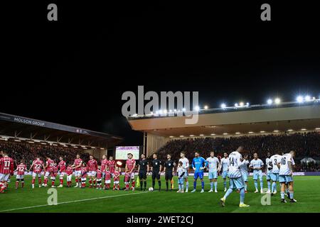 Bristol, Royaume-Uni. 26 janvier 2024. Les deux équipes de joueurs s'alignent avant le match du quatrième tour de la coupe FA Emirates Bristol City vs Nottingham Forest à Ashton Gate, Bristol, Royaume-Uni, le 26 janvier 2024 (photo de Gareth Evans/News Images) à Bristol, Royaume-Uni le 1/26/2024. (Photo Gareth Evans/News Images/Sipa USA) crédit : SIPA USA/Alamy Live News Banque D'Images