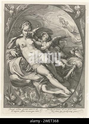 Vénus en amour, Jan Saenredam, d'après Hendrick Goltzius, 1596 print Vénus couchée sur un nuage, en compagnie d'Amor qui tient la pointe d'une flèche contre sa poitrine. En arrière-plan, Vénus conduit une voiture tirée à travers des cygnes. Le jugement de Paris est représenté sous le nuage. Gravure sur papier Vénus et Cupidon (Cupidon n'étant pas un simple attribut). Le jugement de Paris (sans Mercure) Banque D'Images