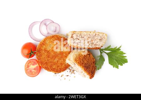 Côtelettes de viande savoureuses, oignon et tomates sur fond blanc Banque D'Images