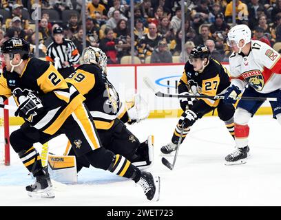 Pittsburgh, États-Unis. 26 janvier 2024. Le centre des Panthers de la Floride, Evan Rodrigues (17), marque contre les Penguins de Pittsburgh en première période au PPG Paints Arena de Pittsburgh, le vendredi 26 janvier 2024. Photo de Archie Carpenter/UPI. Crédit : UPI/Alamy Live News Banque D'Images