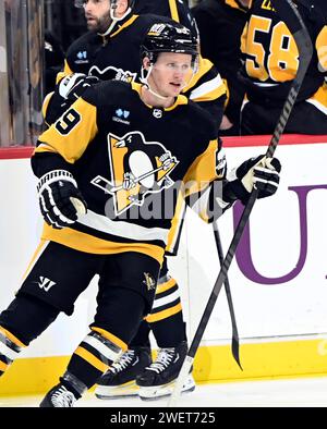 Pittsburgh, États-Unis. 26 janvier 2024. L’aile gauche des Penguins de Pittsburgh Jake Guentzel (59) célèbre son but en première période contre les Panthers de Floride au PPG Paints Arena de Pittsburgh le vendredi 26 janvier 2024. Photo de Archie Carpenter/UPI. Crédit : UPI/Alamy Live News Banque D'Images