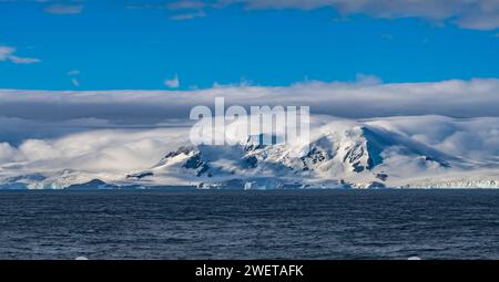 Montagnes et glaciers de l'île des éléphants au large de la côte nord de l'Antarctique. Banque D'Images