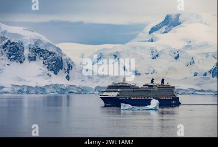 Un grand bateau de croisière manège pour éviter les icebergs dans les eaux de l'Antarctique. Banque D'Images