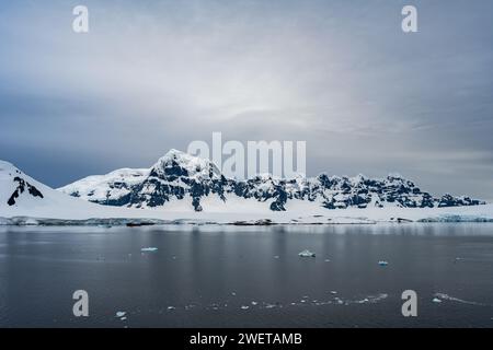 Terrains accidentés des îles Shetland du Sud, Antarctique. Banque D'Images