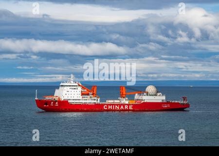 Navire de recherche polaire chinois brise-glace Xue long 雪龙 ancré dans les eaux d'Ushuaia, Tierra del Fuego, Argentine. Banque D'Images