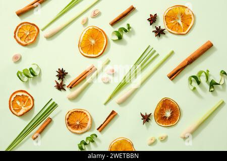 Vue de dessus de tranches d'orange séchées, bâtonnets de cannelle, anis et citronnelle fraîche sur fond clair. Herbes et épices saines, soins de la peau et soins capillaires, fourmi Banque D'Images