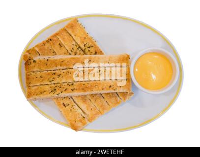 Gressins frais servis avec sauce trempette sur assiette blanche isolée sur blanc Banque D'Images