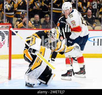 Pittsburgh, États-Unis. 26 janvier 2024. Le gardien de but des Penguins de Pittsburgh Alex Nedeljkovic (39) arrête le tir du centre des Panthers de la Floride Anton Lundell (15) lors de la fusillade en prolongation donnant aux Panthers de la Floride la victoire 3-2 au PPG Paints Arena à Pittsburgh le vendredi 26 janvier 2024. Photo de Archie Carpenter/UPI. Crédit : UPI/Alamy Live News Banque D'Images