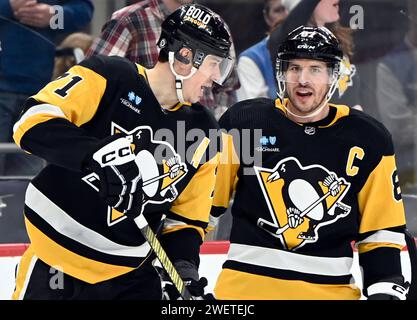 Pittsburgh, États-Unis. 26 janvier 2024. Sidney Crosby, centre des Penguins de Pittsburgh (87) félicite Evgeni Malkin, centre des Penguins de Pittsburgh (71) après son troisième but d’égalité et de force en prolongation à l’aréna PPG Paints à Pittsburgh le vendredi 26 janvier 2024. Photo de Archie Carpenter/UPI. Crédit : UPI/Alamy Live News Banque D'Images