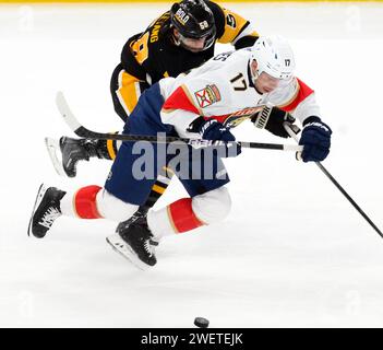 Pittsburgh, États-Unis. 26 janvier 2024. Le défenseur des Penguins de Pittsburgh Kris Letang (58) entre en collision avec le centre des Panthers de la Floride Evan Rodrigues (17) en deuxième période au PPG Paints Arena à Pittsburgh le vendredi 26 janvier 2024. Photo de Archie Carpenter/UPI. Crédit : UPI/Alamy Live News Banque D'Images