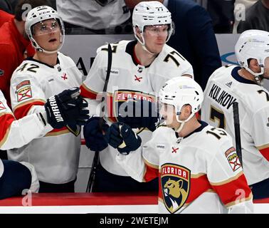 Pittsburgh, États-Unis. 26 janvier 2024. Le centre des Panthers de Floride Sam Reinhart (13) célèbre son but de jeu de puissance en deuxième période contre les Penguins de Pittsburgh au PPG Paints Arena à Pittsburgh le vendredi 26 janvier 2024. Photo de Archie Carpenter/UPI. Crédit : UPI/Alamy Live News Banque D'Images