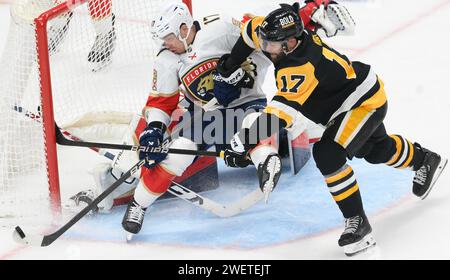 Pittsburgh, États-Unis. 26 janvier 2024. Le centre des Panthers de la Floride, Evan Rodrigues (17), bloque le tir de Bryan Rust (17), aile droite des Penguins de Pittsburgh, en deuxième période, au PPG Paints Arena de Pittsburgh, le vendredi 26 janvier 2024. Photo de Archie Carpenter/UPI. Crédit : UPI/Alamy Live News Banque D'Images