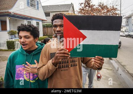 Alameda, États-Unis. 26 janvier 2024. Un étudiant tient un drapeau de Palestine pendant la manifestation. Étudiants de Encinal High School et St. Le lycée Joseph notre Dame à Alameda, en Californie, s’associe pour exprimer sa solidarité avec la Palestine, plaidant pour un cessez-le-feu dans la région. Une centaine d'étudiants participent activement, marchant dans les rues d'Alameda tout en tenant des pancartes et en vocalisant des slogans. Crédit : SOPA Images Limited/Alamy Live News Banque D'Images