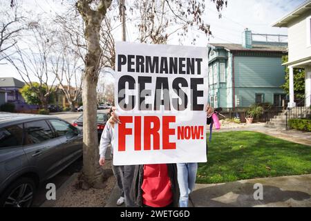 Alameda, États-Unis. 26 janvier 2024. Un élève tient une pancarte indiquant « cesser le feu maintenant » pendant la démonstration. Étudiants de Encinal High School et St. Le lycée Joseph notre Dame à Alameda, en Californie, s’associe pour exprimer sa solidarité avec la Palestine, plaidant pour un cessez-le-feu dans la région. Une centaine d'étudiants participent activement, marchant dans les rues d'Alameda tout en tenant des pancartes et en vocalisant des slogans. Crédit : SOPA Images Limited/Alamy Live News Banque D'Images