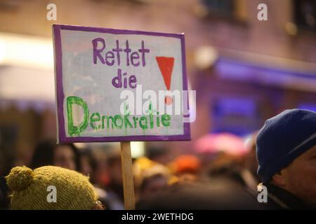 Un manifestant tient une pancarte qui dit "Sauvez la démocratie" pendant la manifestation. (Photo Liam Cleary/SOPA Images/Sipa USA) crédit : SIPA USA/Alamy Live News Banque D'Images