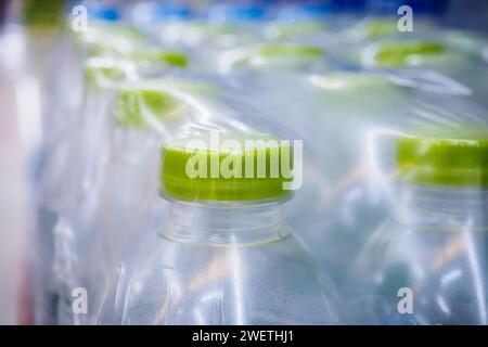 Bouteilles d'eau dans un film plastique Banque D'Images