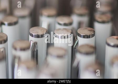Machine à écrire vintage en gros plan : machine à l'ancienne avec des touches métalliques pour taper des lettres et écrire dans un environnement de bureau rétro Banque D'Images