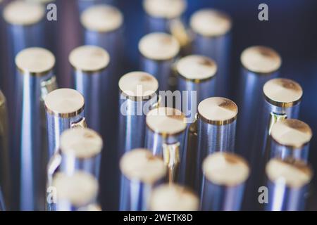 Machine à écrire vintage en gros plan : machine à l'ancienne avec des touches métalliques pour taper des lettres et écrire dans un environnement de bureau rétro Banque D'Images