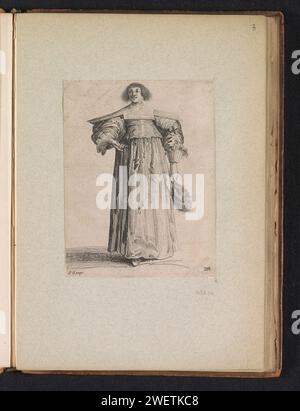 Femme, habillée selon la mode vers 1620, avec des plumes, Salomon Savery, d'après Dirck Hals, c. 1620 femme richement habillée selon la mode vers 1620, vue de face. Elle porte une robe à col plat très large. Dans la main gauche une plume. Coiffure courte des cheveux bouclés. robe de gravure en papier, robe (+ vêtements pour femmes). cou-équipement : col (+ vêtements pour femmes). ventilateur. vêtements, costume (+ vêtements pour femmes). Styles de coiffure - AA -  femmes. manches (+ vêtements pour femmes). Banque D'Images