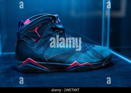 Sneakers portées par Michael Jordan sur les Championnats NBA 1992 mis aux enchères dans le cadre de Sotheby's The One sale à New York vu lors d'un aperçu presse le 26 janvier 2024 Banque D'Images