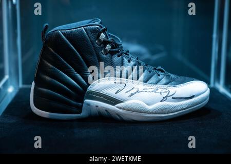 New York, États-Unis. 26 janvier 2024. Sneakers portées par Michael Jordan sur les Championnats NBA 1997 mis aux enchères dans le cadre de Sotheby's The One sale à New York vu lors d'un aperçu presse le 26 janvier 2024. (Photo de Lev Radin/Sipa USA) crédit : SIPA USA/Alamy Live News Banque D'Images
