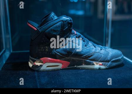 New York, États-Unis. 26 janvier 2024. Sneakers portées par Michael Jordan sur les Championnats NBA 1991 mis aux enchères dans le cadre de Sotheby's The One sale à New York vu lors d'un aperçu presse le 26 janvier 2024. (Photo de Lev Radin/Sipa USA) crédit : SIPA USA/Alamy Live News Banque D'Images
