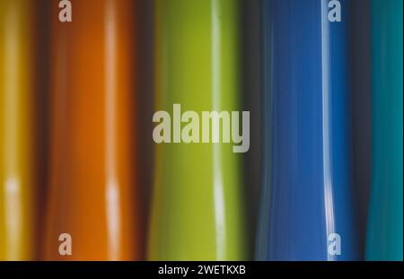 Lignes colorées vibrantes et vagues en mouvement : fond d'art numérique abstrait avec des motifs de dégradé bleu vif et vert Banque D'Images