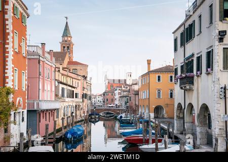 Architecture vénitienne colorée le long du Canal Vena, Chioggia, sur la lagune vénitienne, Italie Banque D'Images