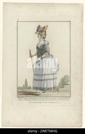 Galerie des modes et costumes français 1776, G 40 : Femme de qualité à Deshabiled marchant le matin (...), c. 1778 femme menante dans un 'deshabillé', marchant le matin à la campagne. Le costume blanc est décoré avec des pneus de tissu peint, et se compose d'un corps et d'une jupe avec un drapé à l'arrière (file d'attente). Petit manteau épaule avec capuche. Décoré un chapeau sur la tête avec des rubans et des fleurs. Autres accessoires : collerette, gants longs, bracelet, ventilateur, bâton de marche, chaussures avec talons et rosettes. Tirage tiré de la série G. 7e Cosier des costumes Français, 1re Suite d'Habillemen Banque D'Images