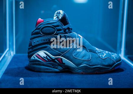 New York, New York, États-Unis. 26 janvier 2024. Baskets portées par Michael Jordan sur les Championnats NBA 1993 mis aux enchères dans le cadre de Sotheby's The ONE soldes à New York vu lors d'un aperçu presse le 26 janvier 2024 (image de crédit : © Lev Radin/ZUMA Press Wire) À USAGE ÉDITORIAL UNIQUEMENT! Non destiné à UN USAGE commercial ! Crédit : ZUMA Press, Inc./Alamy Live News Banque D'Images
