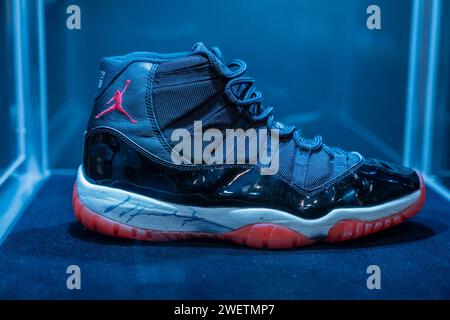 New York, New York, États-Unis. 26 janvier 2024. Baskets portées par Michael Jordan sur les Championnats NBA 1996 mis aux enchères dans le cadre de Sotheby's The ONE soldes à New York vu lors d'un aperçu presse le 26 janvier 2024 (image de crédit : © Lev Radin/ZUMA Press Wire) À USAGE ÉDITORIAL UNIQUEMENT! Non destiné à UN USAGE commercial ! Crédit : ZUMA Press, Inc./Alamy Live News Banque D'Images