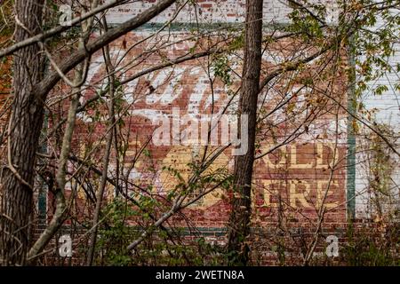 Vieille peinture de Coca-Cola sur une vieille station-service de brique Banque D'Images