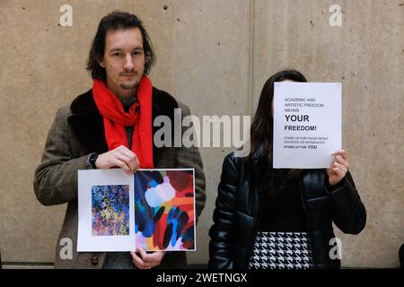 Bloomington, États-Unis. 26 janvier 2024. Les manifestants brandissent des pancartes exprimant leurs opinions pendant la manifestation. Des manifestants remplissent l'atrium du Sidney and lois Eskenazi Museum of Art : Indiana University pour protester contre l'annulation d'une exposition de l'artiste palestinienne Samia Halaby à Bloomington. Halaby, 87 ans, s’est exprimée ouvertement dans son soutien aux Palestiniens. (Photo de Jeremy Hogan/SOPA Images/Sipa USA) crédit : SIPA USA/Alamy Live News Banque D'Images