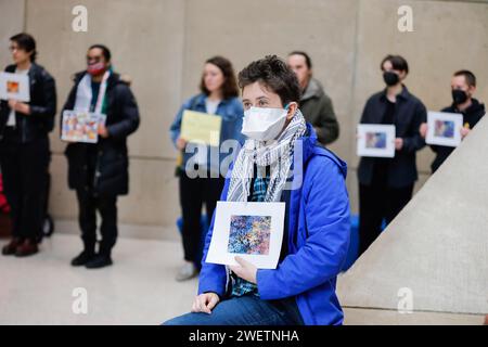 Bloomington, États-Unis. 26 janvier 2024. Les manifestants brandissent des pancartes exprimant leurs opinions pendant la manifestation. Des manifestants remplissent l'atrium du Sidney and lois Eskenazi Museum of Art : Indiana University pour protester contre l'annulation d'une exposition de l'artiste palestinienne Samia Halaby à Bloomington. Halaby, 87 ans, s’est exprimée ouvertement dans son soutien aux Palestiniens. (Photo de Jeremy Hogan/SOPA Images/Sipa USA) crédit : SIPA USA/Alamy Live News Banque D'Images