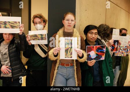 Bloomington, États-Unis. 26 janvier 2024. Les manifestants brandissent des pancartes exprimant leurs opinions pendant la manifestation. Des manifestants remplissent l'atrium du Sidney and lois Eskenazi Museum of Art : Indiana University pour protester contre l'annulation d'une exposition de l'artiste palestinienne Samia Halaby à Bloomington. Halaby, 87 ans, s’est exprimée ouvertement dans son soutien aux Palestiniens. (Photo de Jeremy Hogan/SOPA Images/Sipa USA) crédit : SIPA USA/Alamy Live News Banque D'Images