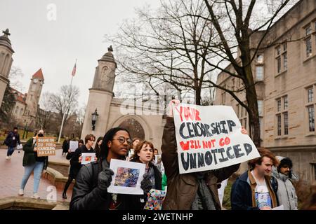 Bloomington, États-Unis. 26 janvier 2024. Les manifestants défilent avec des pancartes exprimant leurs opinions pendant la manifestation. Des manifestants remplissent l'atrium du Sidney and lois Eskenazi Museum of Art : Indiana University pour protester contre l'annulation d'une exposition de l'artiste palestinienne Samia Halaby à Bloomington. Halaby, 87 ans, s’est exprimée ouvertement dans son soutien aux Palestiniens. (Photo de Jeremy Hogan/SOPA Images/Sipa USA) crédit : SIPA USA/Alamy Live News Banque D'Images