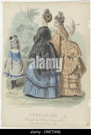 Cendrillon, ca. 1871, n° 34 : Journal des Petites Demoiselles ..., c. 1871 deux femmes à l'extérieur, en robe avec tournée. Une fille à côté d'eux. Tirage du magazine de mode Cendrillon (1850-1872). plaques de mode gravées en papier. casque (+ vêtements pour femmes). manteau (+ vêtements pour femmes). jupe (+ vêtements pour femmes). parasol, parasol (+ vêtements pour femmes). boucles d'oreille (+ vêtements pour femmes). chaussures, sandales (+ vêtements pour filles). casque (+ vêtements pour filles). robe, robe (+ vêtements pour filles) Banque D'Images