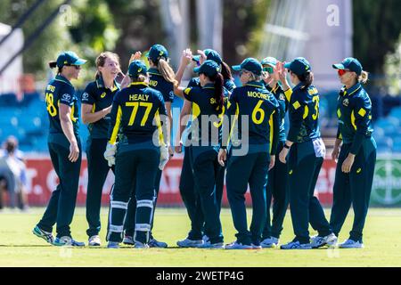 Canberra, Australie, 27 janvier 2024. Les joueuses australiennes célèbrent la chute d'un guichet lors du premier match de la série internationale T20 féminine entre l'Australie et les Antilles au Manuka Oval le 27 janvier 2024 à Canberra, Australie. Crédit : Santanu Banik/Speed Media/Alamy Live News Banque D'Images