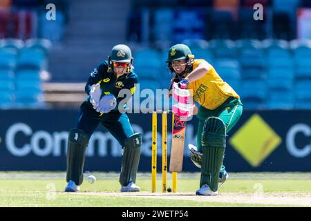 Canberra, Australie, 27 janvier 2024. Sune Luus d'Afrique du Sud bat lors du premier match de la série internationale T20 féminine entre l'Australie et les Antilles au Manuka Oval le 27 janvier 2024 à Canberra, Australie. Crédit : Santanu Banik/Speed Media/Alamy Live News Banque D'Images