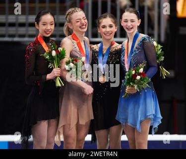 Columbus, Ohio, États-Unis. 26 janvier 2024. Les médaillées de la compétition de patinage artistique féminin aux Championnats américains de patinage artistique. (De gauche à droite) Josephine Lee, Amber Glenn, Isabeau Levito et Sarah Everhardt. Crédit : Brent Clark/Alamy Live News Banque D'Images