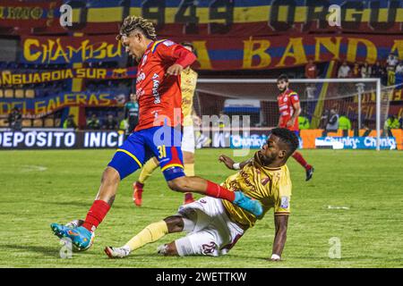 Pasto, Colombie. 26 janvier 2024. Jose Eduardo Bernal de Deportivo Pasto combat le ballon contre Deportes Tolima Yhorman Hurtado lors du match Deportivo Pasto (1) vs Deportes Tolima (4) au Stade la Libertad à Pasto, Colombie, le 26 janvier 2024. Photo par : Sebastian Maya/long Visual Press crédit : long Visual Press/Alamy Live News Banque D'Images