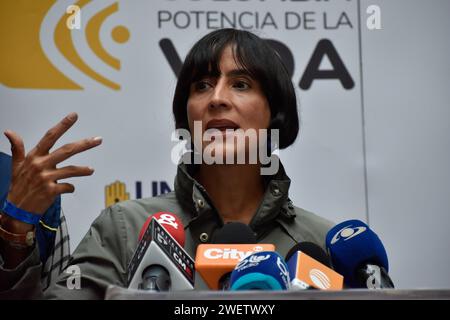 Bogota, Colombie. 26 janvier 2024. La ministre colombienne de l'environnement Susana Muhamad lors d'une conférence de presse tenue par les ministres de l'environnement, de l'intérieur et de la Défense à Bogota, en Colombie, en réponse aux incendies de forêt présentés les jours précédents, le 26 janvier 2024. Photo : Cristian Bayona/long Visual Press crédit : long Visual Press/Alamy Live News Banque D'Images