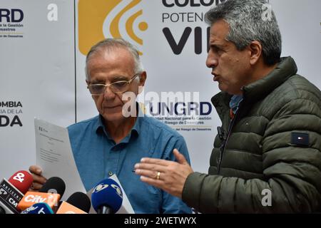 Bogota, Colombie. 26 janvier 2024. Le ministre colombien de la Défense Ivan Velasquez (à gauche) et le ministre de l'intérieur Luis Fernando Velasco (à droite) lors d'une conférence de presse tenue par les ministres de l'environnement, de l'intérieur et de la Défense à Bogota, en Colombie, en réponse aux incendies de forêt présentés les jours précédents, le 26 janvier 2024. Photo : Cristian Bayona/long Visual Press crédit : long Visual Press/Alamy Live News Banque D'Images