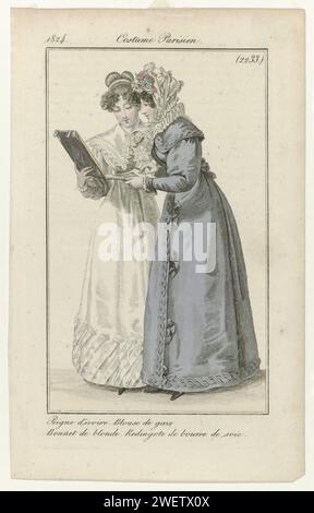 Journal des dames et de la mode, costume parisien, 5 mai 1824, (2233) : peigne ivoire (...), 1824 deux femmes qui regardent un album ensemble. La femme à gauche a un peigne à cheveux en ivoire dans la lumière elle. Elle porte une « blouse » de Tulle. L'autre femme a décoré un chapeau de blonde (canette) avec des fleurs sur la tête. Elle porte une Redingote de Vlokzijde. Le tirage fait partie du magazine de mode Journal des Dames et des modes, édité par Pierre de la Mésangère, Paris, 1797-1839. plaques de mode gravées en papier. robe, robe (+ vêtements pour femmes). casque : casquette (+ vêtements pour femmes). tête de train Banque D'Images